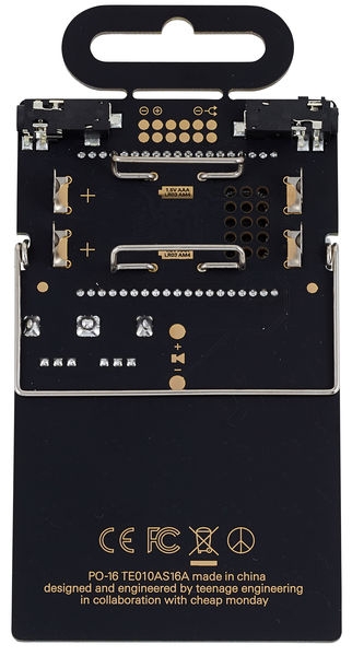 Panneau arrière du synthétiseur Teenage Engineering PO-16 Factory Connectique du synthétiseur Teenage Engineering PO-16 Factory