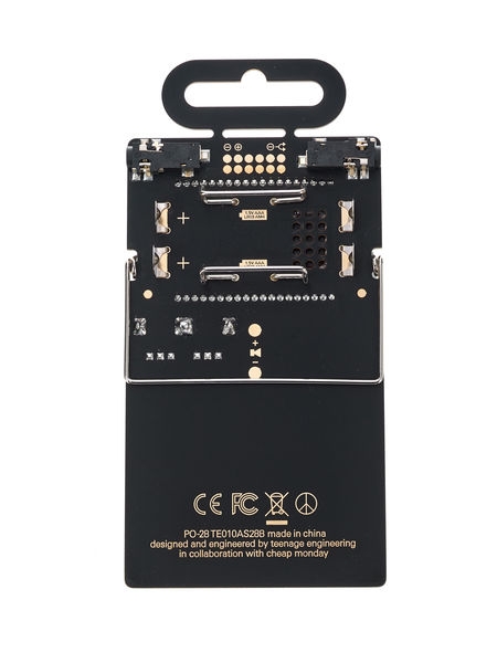 Panneau arrière du synthétiseur Teenage Engineering PO-28 Robot Connectique du synthétiseur Teenage Engineering PO-28 Robot