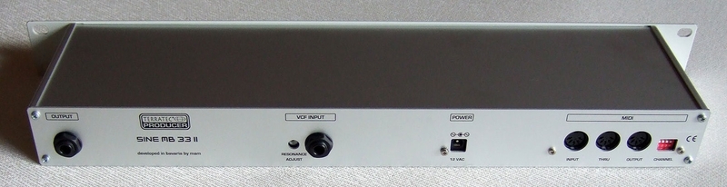 Panneau arrière du synthétiseur Terratec Sine MB33 II Connectique du synthétiseur Terratec Sine MB33 II