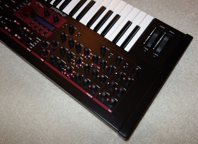 Panneau arrière du synthétiseur Waldorf Q Phoenix Connectique du synthétiseur Waldorf Q Phoenix