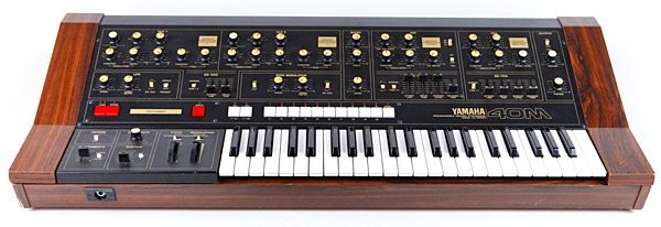Panneau arrière du synthétiseur Yamaha CS40M Connectique du synthétiseur Yamaha CS40M