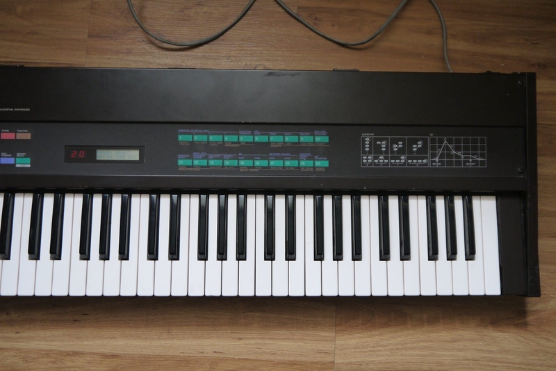 Panneau arrière du synthétiseur Yamaha DX9 Connectique du synthétiseur Yamaha DX9