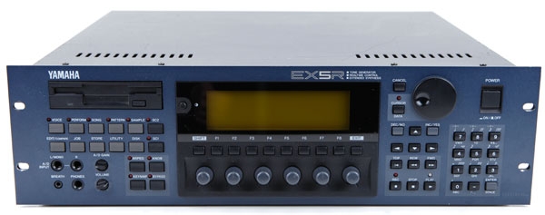 Panneau arrière du synthétiseur Yamaha EX5 Connectique du synthétiseur Yamaha EX5